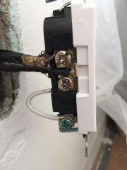 Improper & unsafe electrial receptacle wiring: neutral connected to ground screw (C) InspectApedia.com Jaco