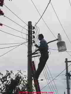 Electrical utility pole worker in San Miguel de Allende (C) Daniel Friedman 