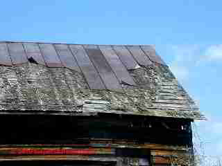 Wood shingle roof, Metal roof-over, worn out (C) Daniel Friedman