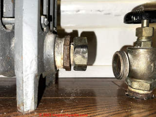 mismatched heights of radiator piping (C) InspectApedia.com